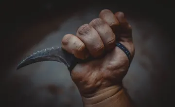 Mladá žena, ktorá brutálne zavraždila svojho priateľa (†27) v Tesárskych Mlyňanoch, sa postaví pred súd