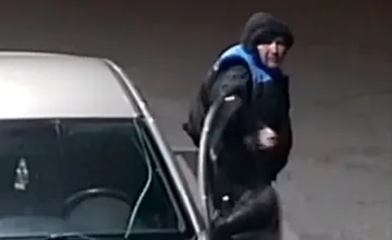 VIDEO: Zabudol si na auto dať značky a aj zaplatiť za benzín. Levická polícia hľadá muža, ktorý tankoval bez zaplatenia