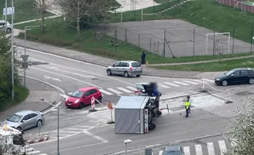 Ranné dopravné komplikácie v Nitre: Na križovatke sa po zrážke prevrátilo nákladné auto, úsek je vyfrézovaný