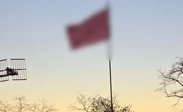 FOTO: Levičania sa sporia o tejto známej vlajke, ktorú si niekto vyvesil pred domom. Ako to s ňou je?