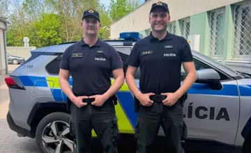 Policajti z Nových Zámkov pomohli zachrániť život len 8-mesačného dieťaťa. Slová vďačnej babičky dojímajú