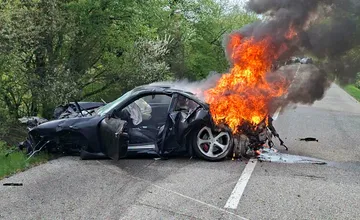 FOTO: Pri Žemberovciach havaroval luxusný športiak a začal horieť, zasahoval aj záchranársky vrtuľník