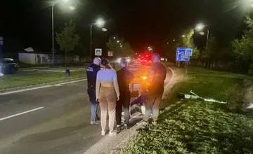 Na Štefánikovej v Nitre sedel pri ceste zranený kolobežkár, po nešťastnom páde ho ratovali vodiči aj mestskí policajti