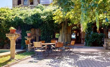 FOTO: Unikátny hotel s reštauráciou v centre Komárna je na predaj. Vznikol prerobením bývalej synagógy