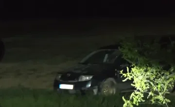Dvaja mladíci z Kuzmíc zobrali cudzie auto a skončili s ním v poli, vyjadrenie polície k prípadu je však zarážajúce