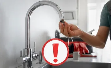 Ľudí z Nitry zaskočilo, že im deň po skončení odstávky netečie voda. Čo je za tým a koľko to potrvá?