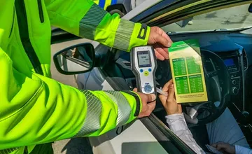 Od 1. mája platí zákaz alkoholu aj pre spolujazdcov. Pokuta sa vyšplhá až na 650 eur, no platí dôležitá výnimka