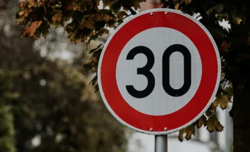 Šoféri v Nitre musia byť ostražitejší. Mesto rozšírilo zoznam ulíc so zníženou rýchlosťou, kde treba spomaliť