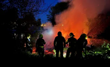 FOTO: V obci neďaleko Levíc večer horelo. Podľa starostu je málo pravdepodobné, že požiar vznikol samovoľne