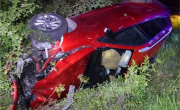 FOTO: Za volant si pod vplyvom alkoholu sadlo viac vodičov z Nitrianskeho kraja, jedno auto skončilo na streche