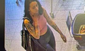Polícia Nitrianskeho kraja pátra po žene s tetovaním z drogérie, nepoznáte ju?