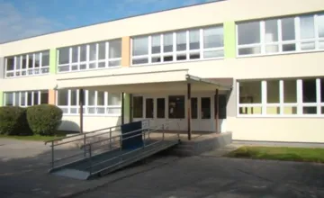 Riaditeľka základnej školy, na ktorej pôsobila obvinená učiteľka, sa rozhodla odstúpiť z funkcie