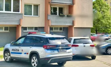 Nitrianska polícia zasahovala na jednom zo sídlisk. V byte mali nájsť mŕtveho muža s bodným poranením