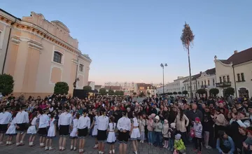VIDEO: Máje už stoja. Obce v Nitrianskom kraji ožili tradíciami, nechýbal spev ani plné námestia