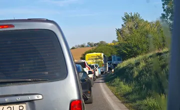 Vodiči, na vjazde do Nitry smerom z Veľkého Lapáša si postojíte v dlhých kolónach, došlo tam k zrážke