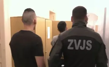 Mladíci zo Želiezoviec, ktorí dobili muža bez domova, nepôjdu do domáceho väzenia. Odvolací súd im zmenil trest