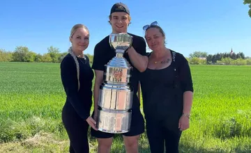 FOTO: Dojímavé gesto HK Nitra. Trofej priniesli na hrob verných fanúšikov - otca a syna, ktorí zomreli počas sezóny