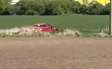 VIDEO: Na priecestí medzi Veľkými Kozmálovcami a Levicami sa zrazil rýchlik s autom, vodič z miesta nehody ušiel