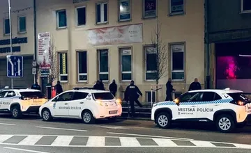 Na Mostnej v Nitre opakovane zasahovala polícia: Muž udrel ženu fľašou do tváre, sanitku museli volať aj k ďalšej bitke