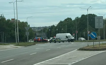 Na frekventovanej križovatke Levickej a Zlatomoraveckej v Nitre sa zrazila dodávka s autom, rátajte s obmedzeniami