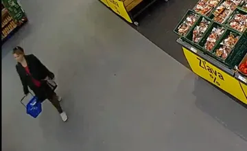Polícia v Nitre pátra po neznámej žene, zábery z obchodného centra môžu pomôcť objasniť prípad