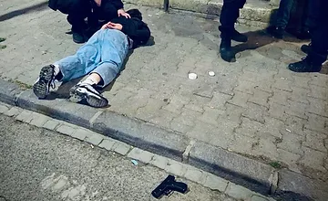 FOTO: Na Mostnej v Nitre zasahovali policajti. Zadržali dvoch ozbrojených mužov, ktorí vyčíňali v bare