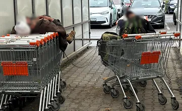 Nitranov pobúrili spiaci muži bez domova, ktorí sa uvelebili na nákupných vozíkoch. Tam dávame potraviny!, hnevajú sa