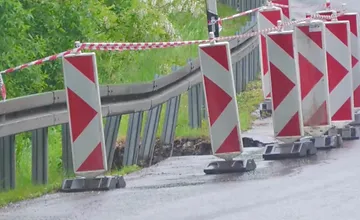 Zosuv krajnice skomplikoval dopravu medzi hornou Nitrou a Trenčínom, vodiči musia rátať s obmedzeniami