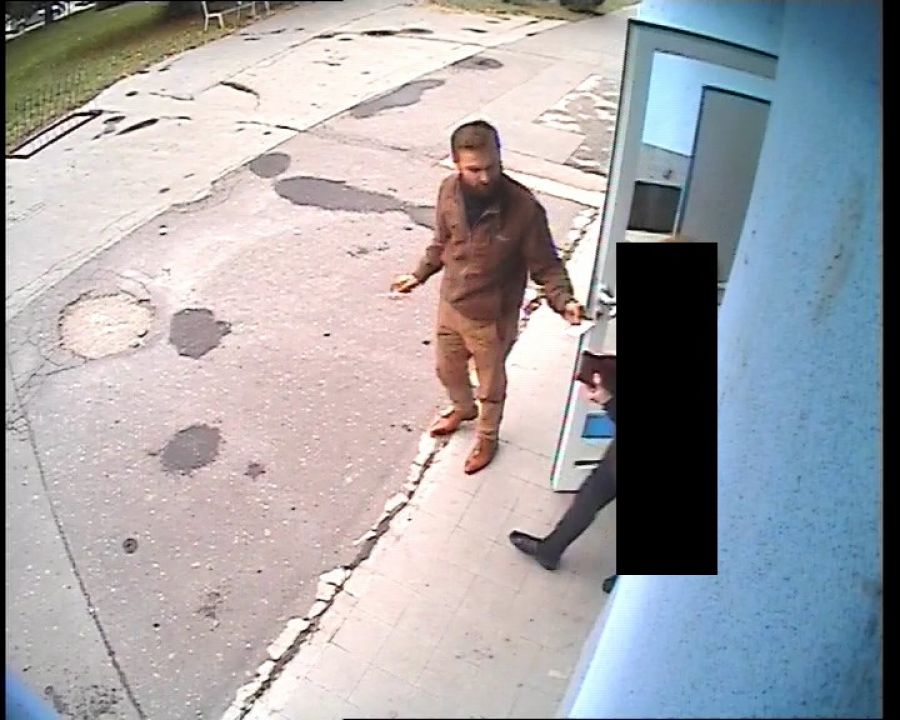 Hľadá sa tento muž! Oklamal dôchodkyňu, a z jej účtu vybral peniaze, foto 1