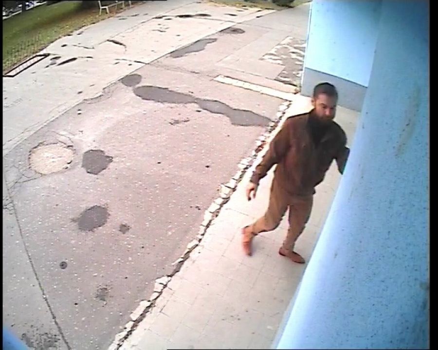 Hľadá sa tento muž! Oklamal dôchodkyňu, a z jej účtu vybral peniaze, foto 3