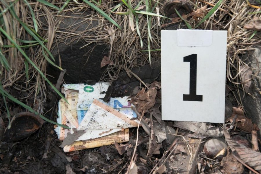  Dvaja muži vykradli predajňu v Leviciach, čo neminuli zakopali v zemi, polícia tu našla 1 600 eur, foto 2