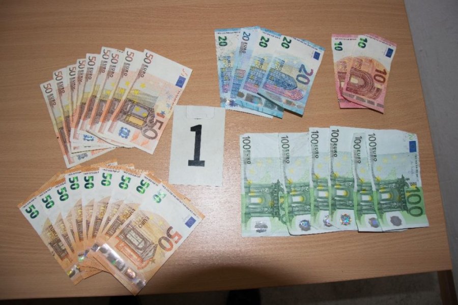  Dvaja muži vykradli predajňu v Leviciach, čo neminuli zakopali v zemi, polícia tu našla 1 600 eur, foto 3