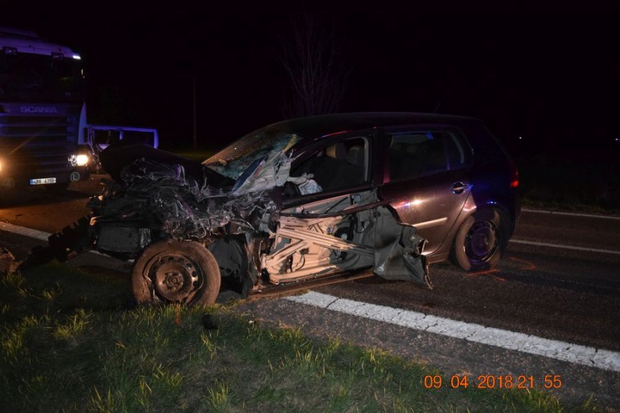 Čelná zrážka! Mladá vodička si pri predbiehaní nevšimla oproti idúce auto, v ňom sedeli 4 muži, foto 1