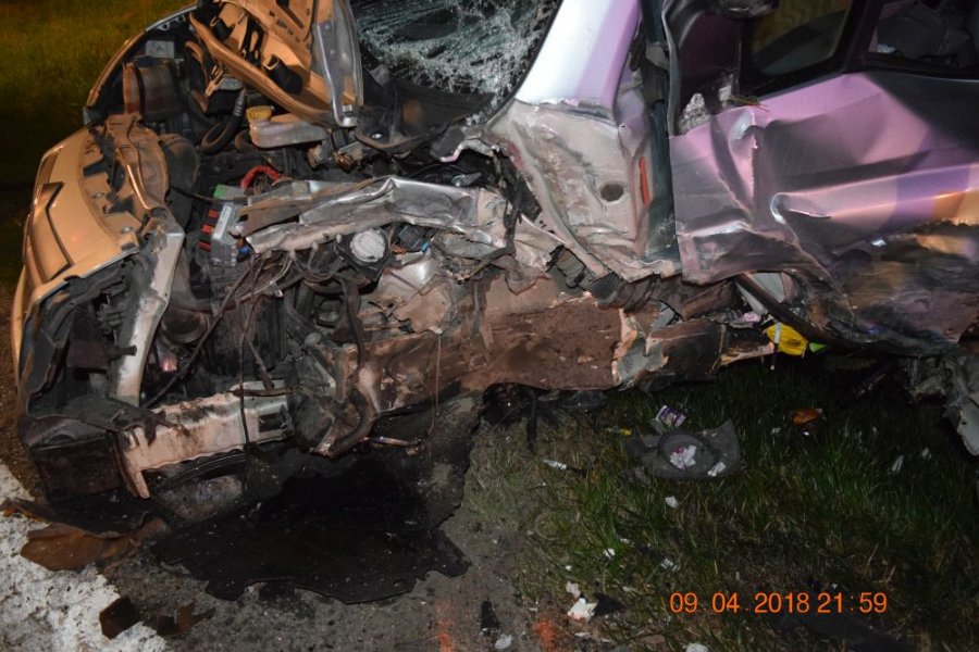 Čelná zrážka! Mladá vodička si pri predbiehaní nevšimla oproti idúce auto, v ňom sedeli 4 muži, foto 2