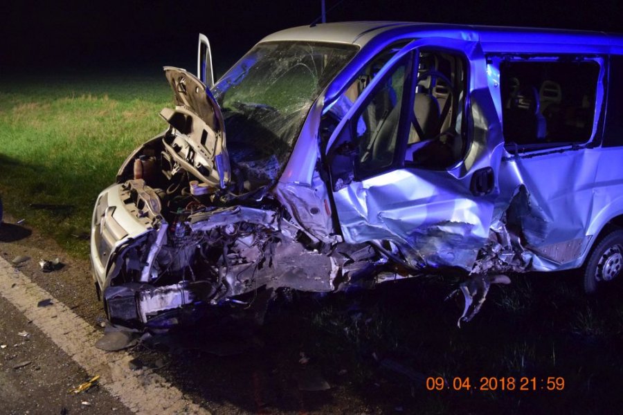 Čelná zrážka! Mladá vodička si pri predbiehaní nevšimla oproti idúce auto, v ňom sedeli 4 muži, foto 3