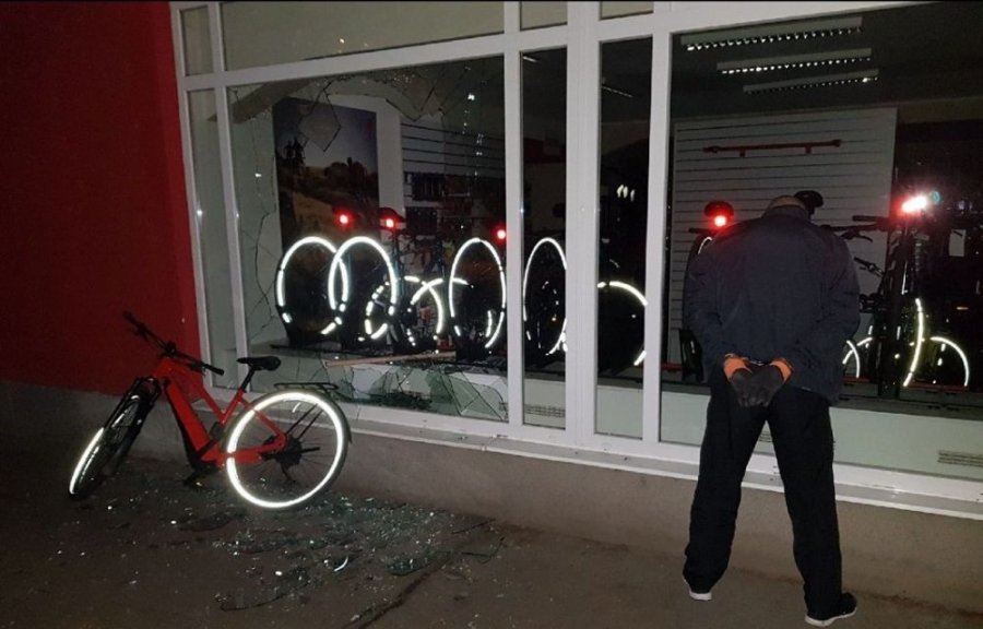 Chytený priamo pri čine:Muž kradol v obchode s bicyklami, ujsť sa mu vďaka zásahu polície nepodarilo, foto 1