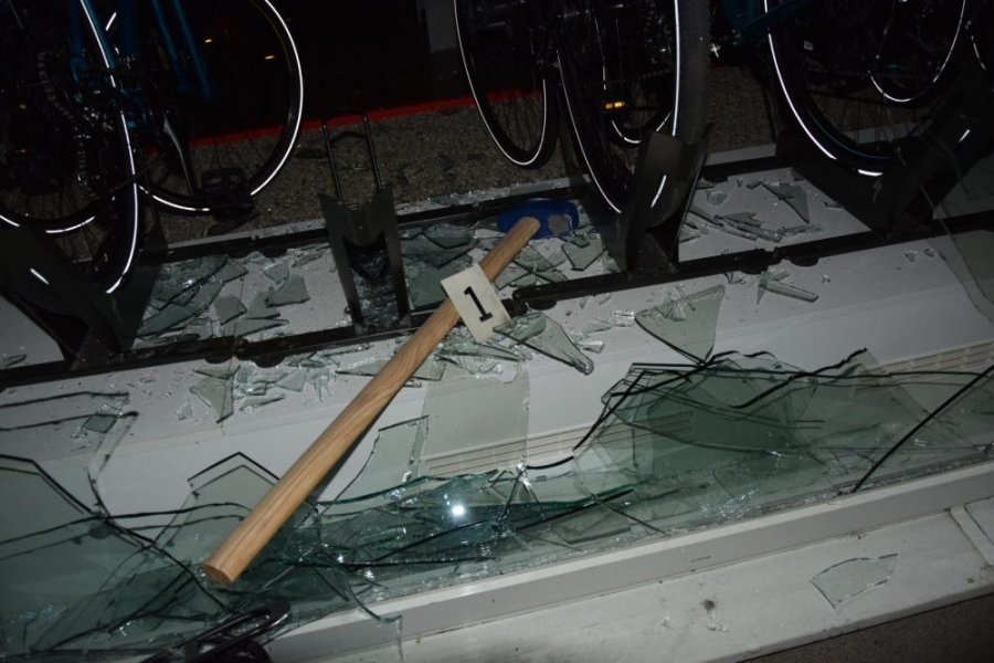 Chytený priamo pri čine:Muž kradol v obchode s bicyklami, ujsť sa mu vďaka zásahu polície nepodarilo, foto 2