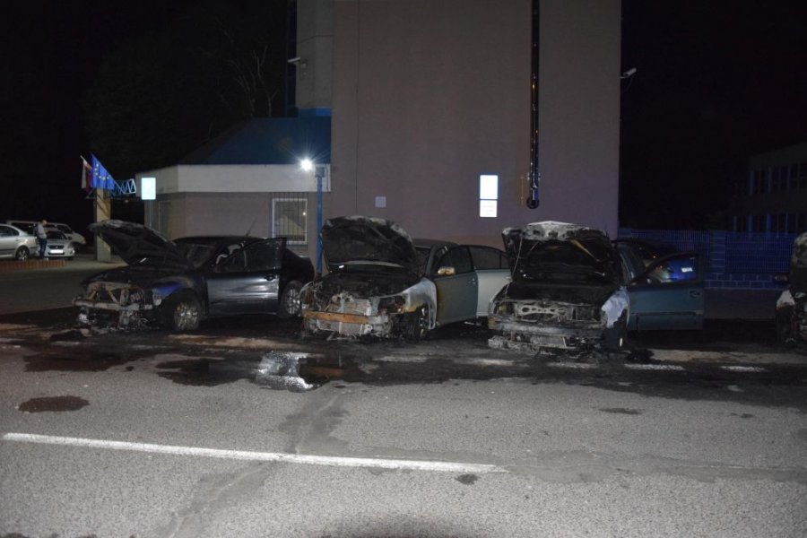 V Nitre horeli autá, páchateľ ich polial horľavou zmesou, foto 1