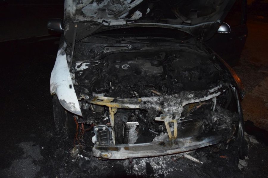 V Nitre horeli autá, páchateľ ich polial horľavou zmesou, foto 3