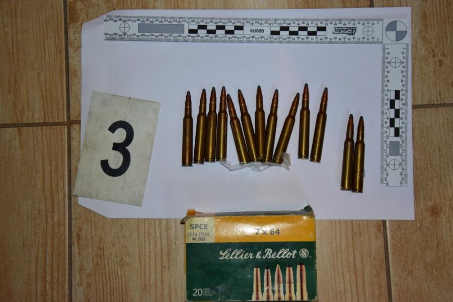 Kriminalisti našli u 42-ročného muža zbrane, strelivo a drogy, za obchodovanie mu hrozí až 15 rokov, foto 2