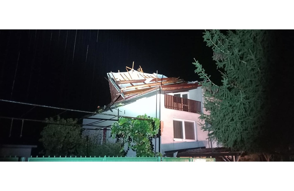 FOTO: Veterná smršť strhla strechu rodinného domu, foto 1