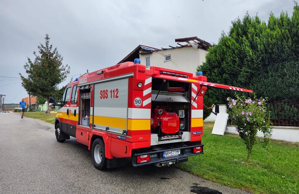 FOTO: Veterná smršť strhla strechu rodinného domu, foto 3