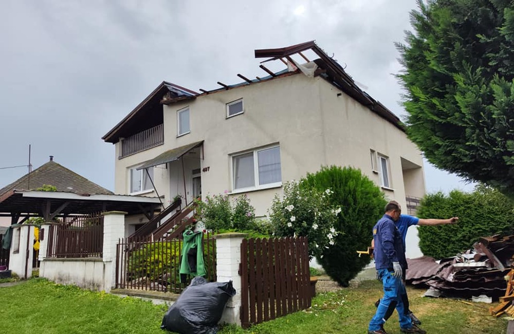 FOTO: Veterná smršť strhla strechu rodinného domu, foto 4