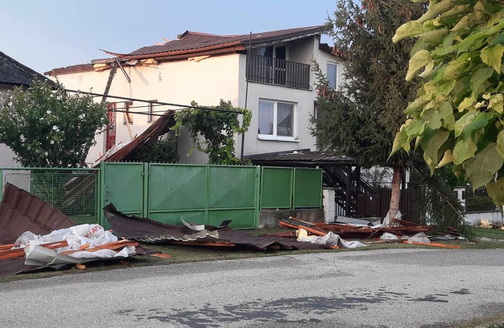 FOTO: Veterná smršť strhla strechu rodinného domu, foto 5