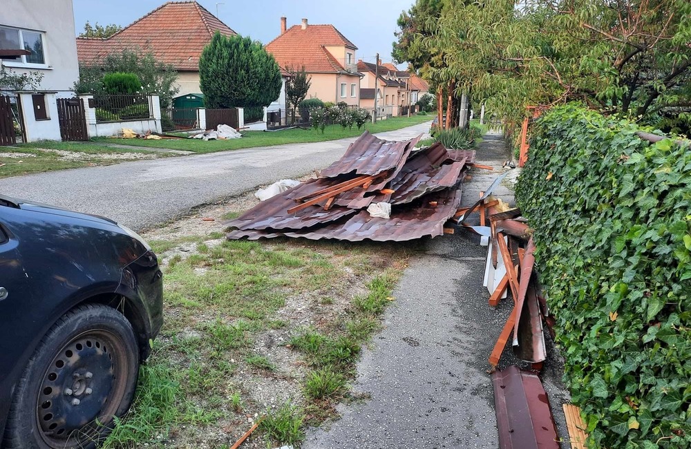 FOTO: Veterná smršť strhla strechu rodinného domu, foto 6