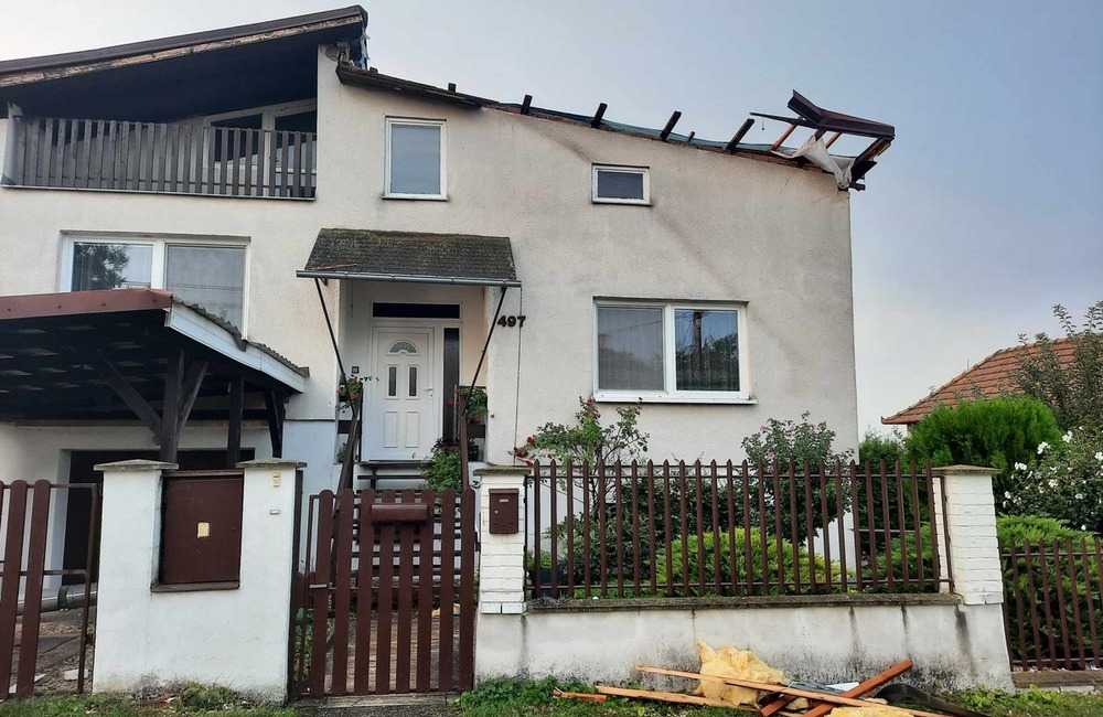 FOTO: Veterná smršť strhla strechu rodinného domu, foto 7