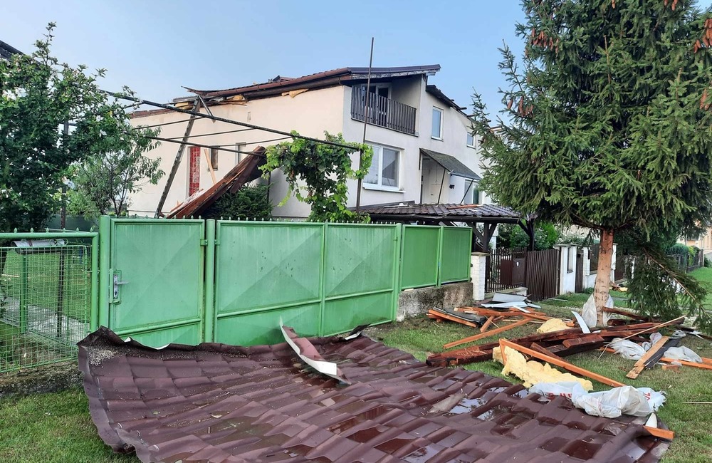FOTO: Veterná smršť strhla strechu rodinného domu, foto 8