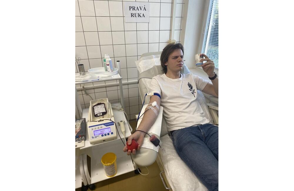 FOTO: Študenti Gymnázia v Nových Zámkoch spoločne darovali krv, foto 3