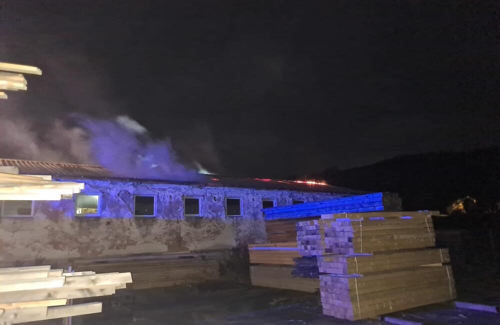 FOTO: Požiar výrobnej haly v obci Skýcov, foto 1