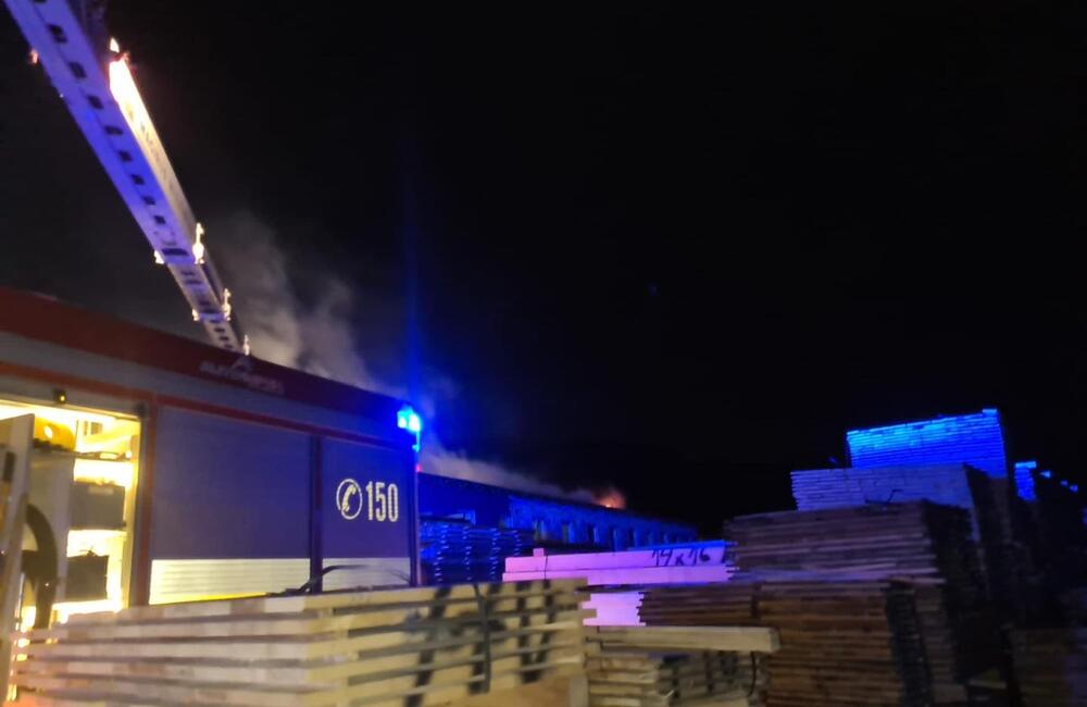 FOTO: Požiar výrobnej haly v obci Skýcov, foto 2